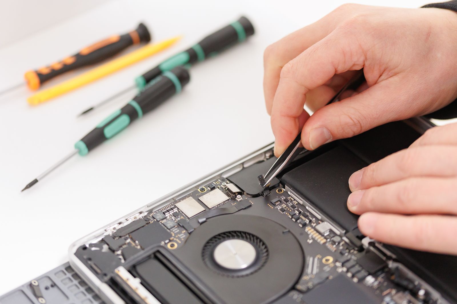 MacBook Reparatur — Professioneller Bildschirm-Austausch bei Simpelfix